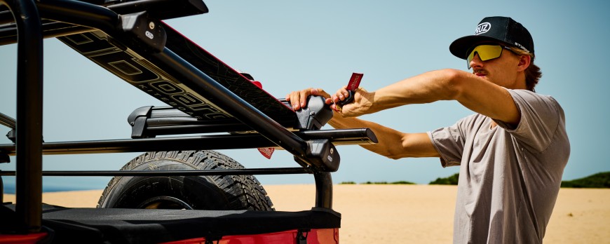 ¿Dispone el Cruz Ski Rack del accesorio necesario para instalarlo en barras de acero cuadradas?