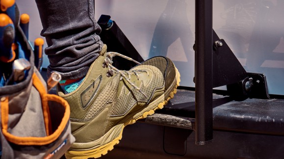 ¿Es posible montar una escalera trasera en una furgoneta con portón?