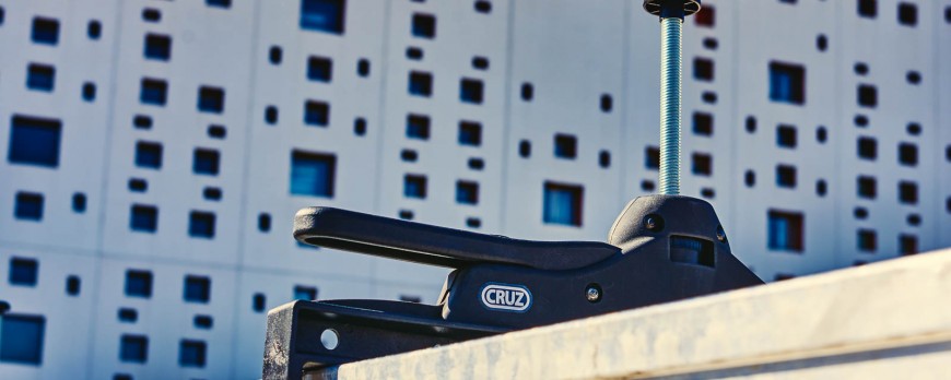 ¿Cómo puedo transportar una escalera en el coche sin riesgos?