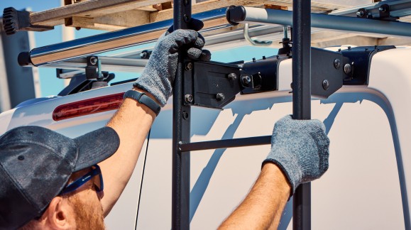 Escalera plegable para Land Rover Defender CRUZ: acceso c&oacute;modo y seguro al portaequipajes